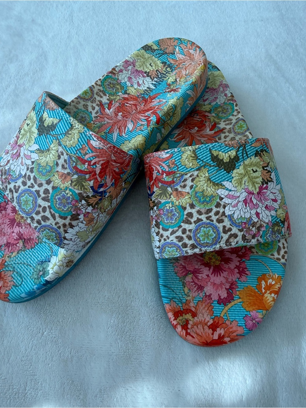 Johnny Was Blue Leopard Taylor Pool Slides size 9